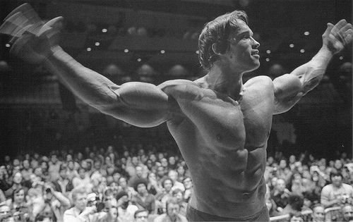 Arnold-at-Mr-Olympia-psyching-up-crowd.j